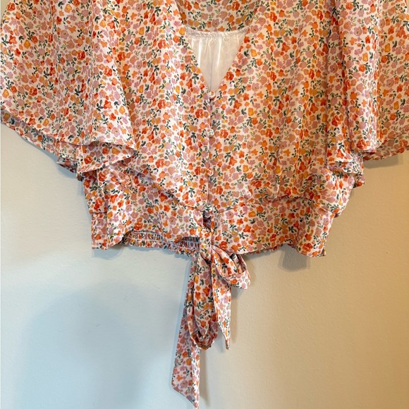 Lush •‎ Cropped Orange Floral Tie Waist with Button Front V Neck Sz Sm Summer - Picture 3 of 10